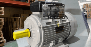 Motor trifásico y su placa de datos