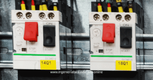 Guardamotores trifásicos montados en un tablero eléctrico