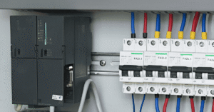 PLC siemens dentro de un tablero electrico