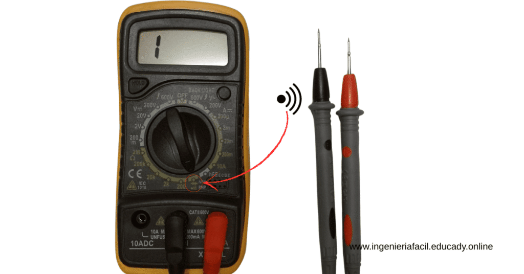Multímetro midiendo fusibles con continuidad