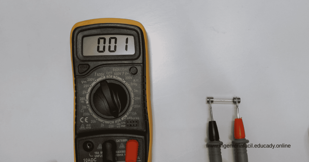 medición de continuidad de un fusible con un multimetro